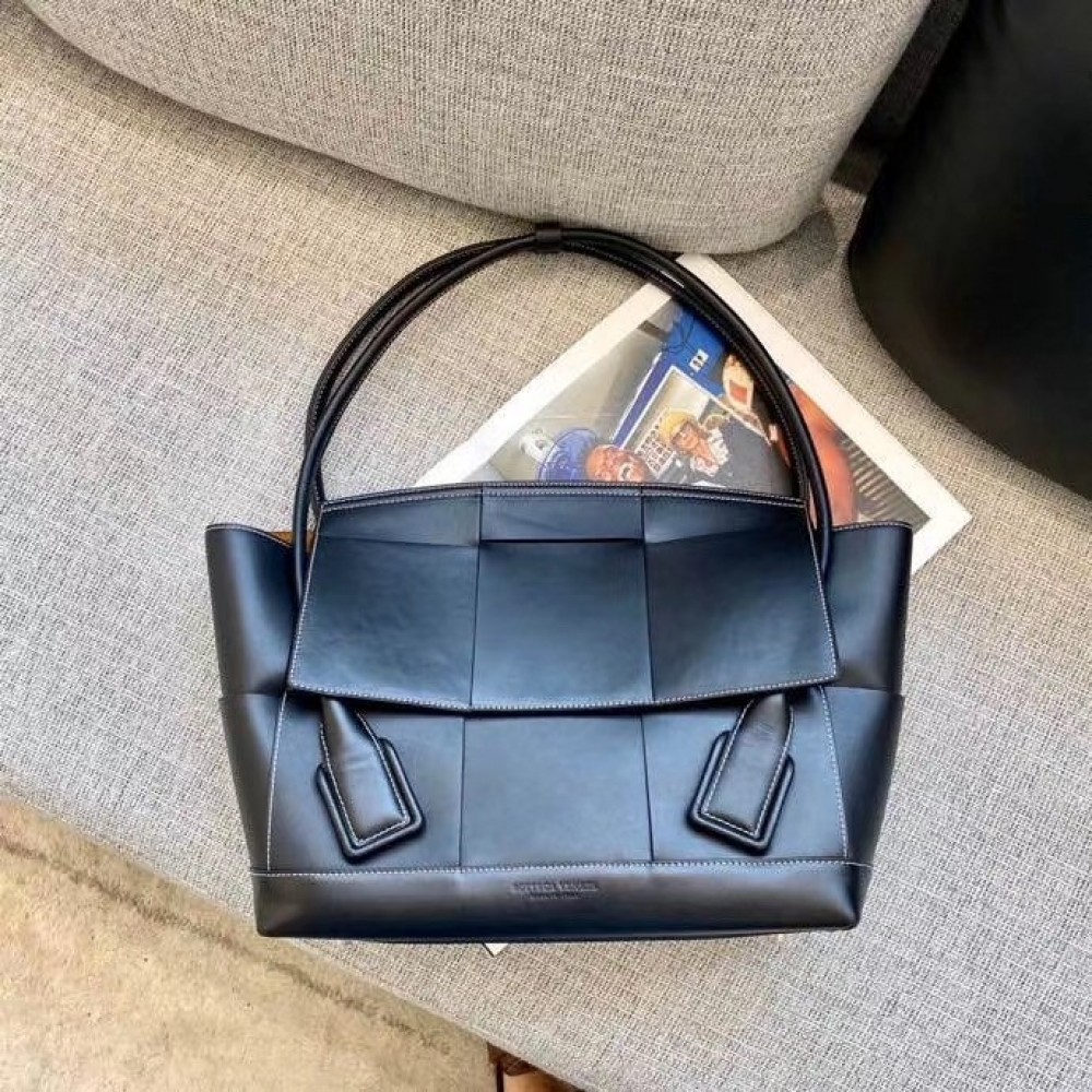 Bottega Veneta Arco Medium Bag In Black Intrecciato Calfskin BVBS12035