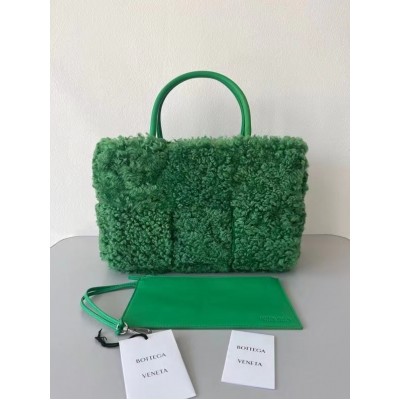 Bottega Veneta Arco Tote In Green Intrecciato Shearling BVBS12544