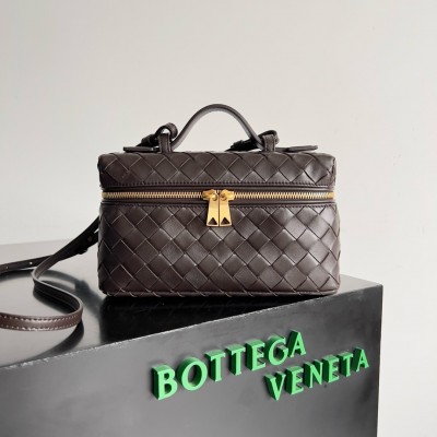 Bottega Veneta Bang Bang Vanity Case in Fondant Intrecciato Leather BVBS12527