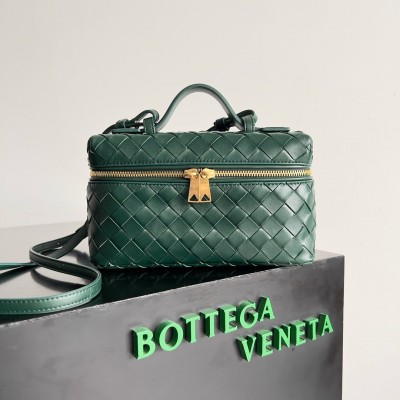 Bottega Veneta Bang Bang Vanity Case in Green Intrecciato Leather BVBS12528