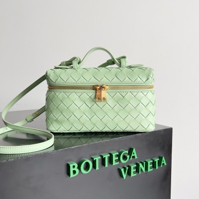 Bottega Veneta Bang Bang Vanity Case in Mint Intrecciato Leather BVBS12530