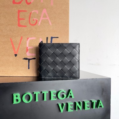 Bottega Veneta Bi-fold Wallet in Black Intrecciato Calfskin BVBS12556