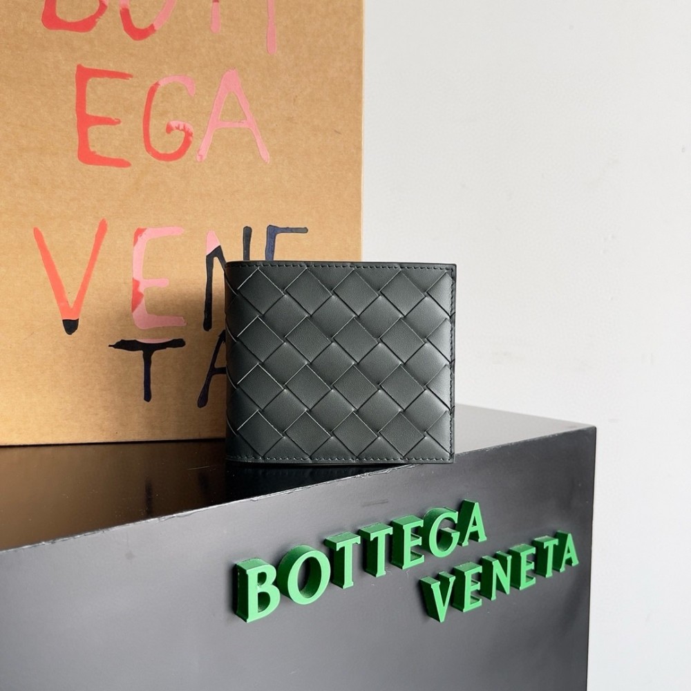 Bottega Veneta Bi-fold Wallet in Dark Green Intrecciato Leather BVBS12558