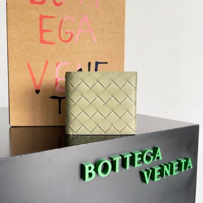 Bottega Veneta Bi-fold Wallet in Travertine Intrecciato Calfskin BVBS12563