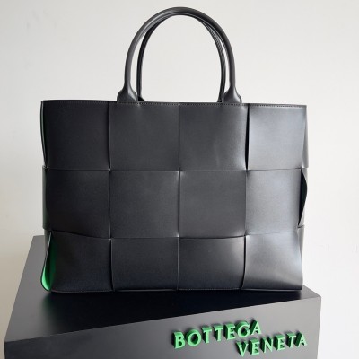 Bottega Veneta Large Arco Tote Bag In Black Intrecciato Calfskin BVBS12546