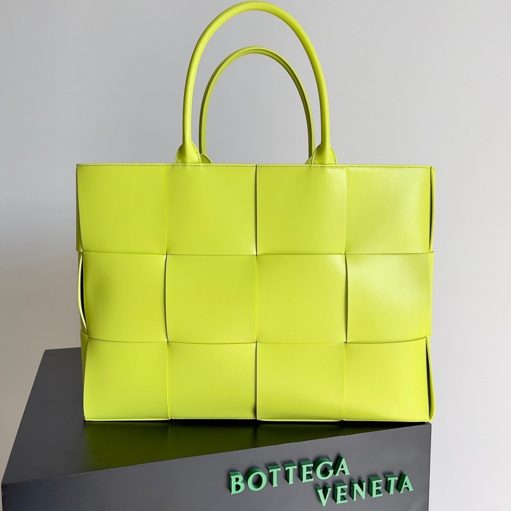 Bottega Veneta Large Arco Tote Bag In Kiwi Intrecciato Calfskin BVBS12548