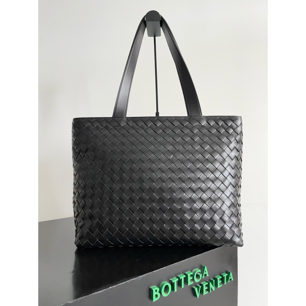 Bottega Veneta Large Zipped Tote in Black Intrecciato Calfskin BVBS12549