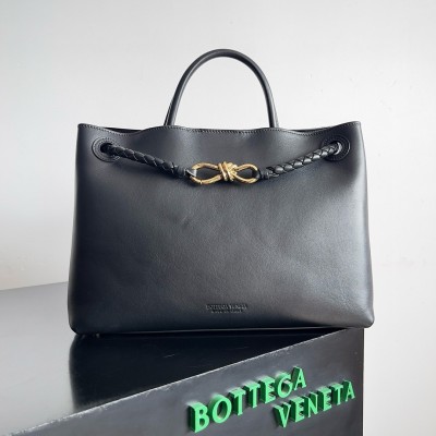 Bottega Veneta Medium Andiamo Bag in Black Smooth Calfskin BVBS12021