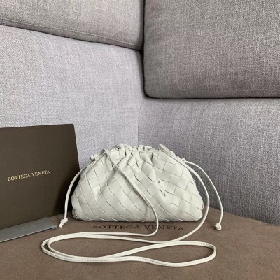 Bottega Veneta The Pouch 20 Clutch In Plaster Intrecciato Lambskin BVBS12254