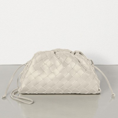 Bottega Veneta The Pouch 20 Clutch In Plaster Intrecciato Lambskin BVBS12254